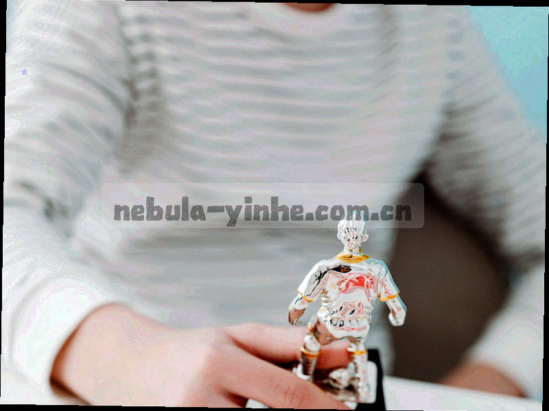 多条冷色数据光线交错穿过深色画面的抽象图形